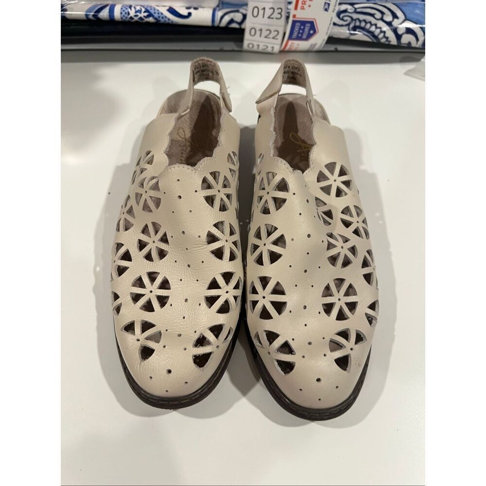 Vintage Annie leather perforated comfort shoes